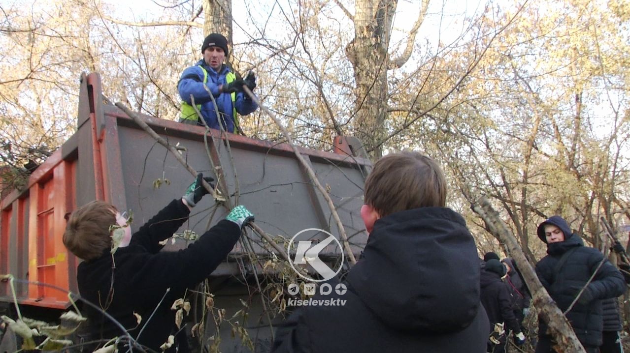 Состоялся субботник в районе обувной фабрики