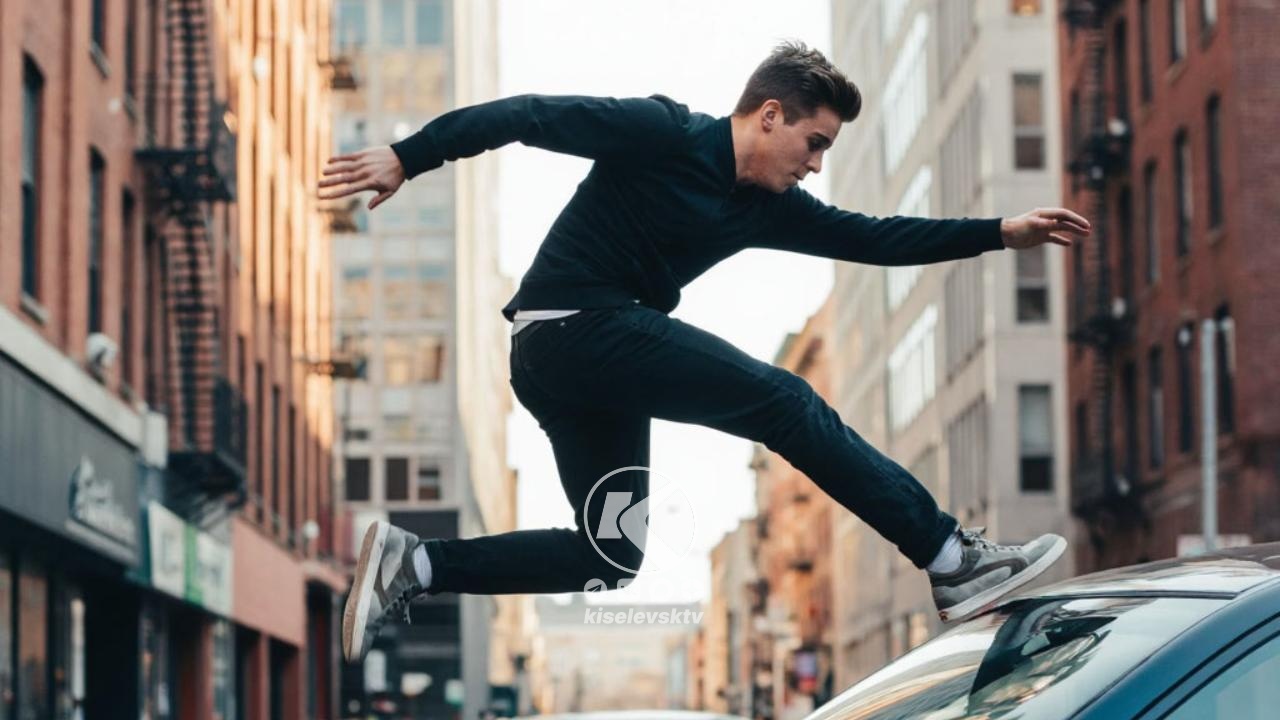 Житель Киселевска отплясывал на крыше автомобиля