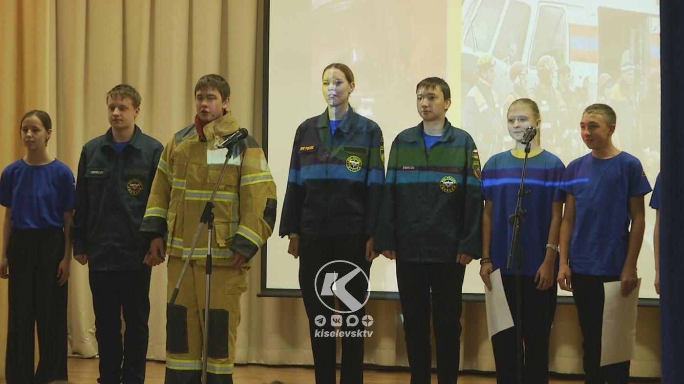 Агитбригада познакомила школьников с миром рабочих профессий