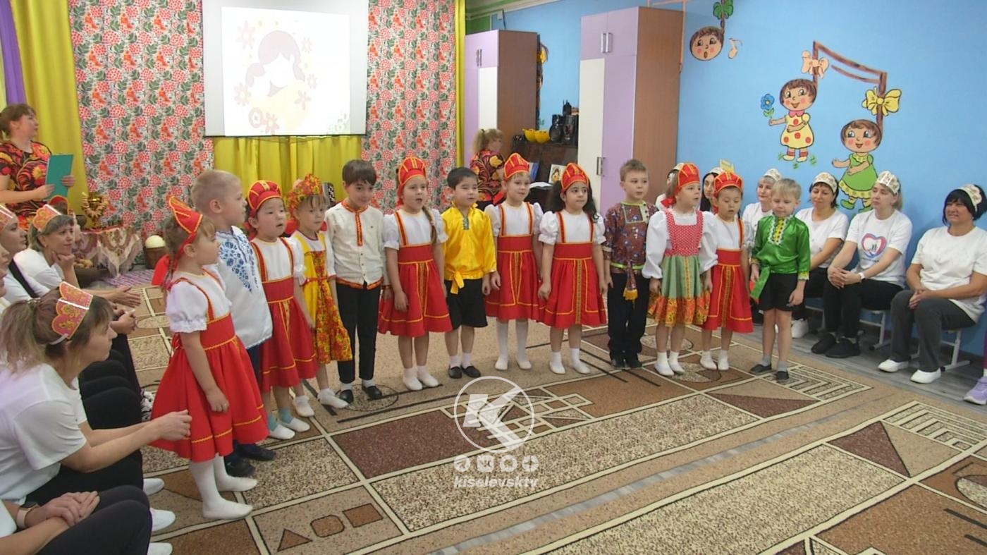 Матрешки против барынь. В детском саду №55 прошел спортивный турнир «Мамы вперед» 