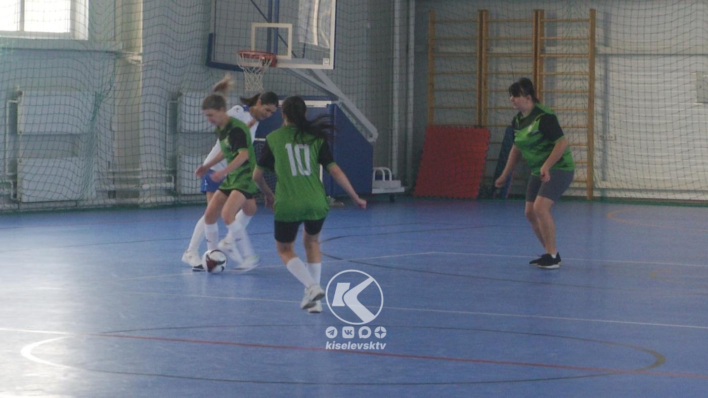 В Киселевске прошла первая игра по футболу «Лиги мам»