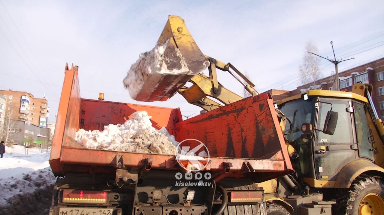 В Киселевске продолжается уборка снега